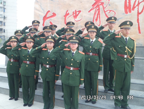 學(xué)生風(fēng)采：團(tuán)委國旗班戰(zhàn)士的英姿