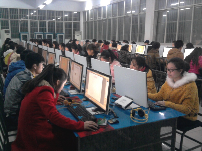 我校計(jì)算機(jī)組組織學(xué)生進(jìn)行課件制作技能測試